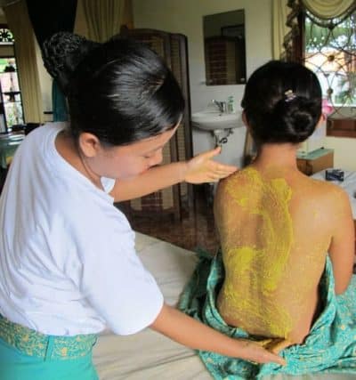 A demonstration of a Balinese body scrub at Bali BISA where you can gain a certificate in five days in body scrubs 7 wraps